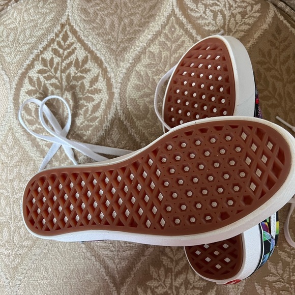 Vans - Picture 7 of 9